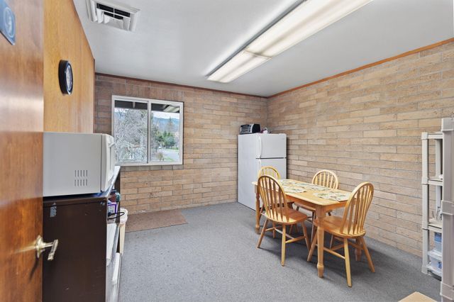 233 NE B Street, Grants Pass, OR 97526