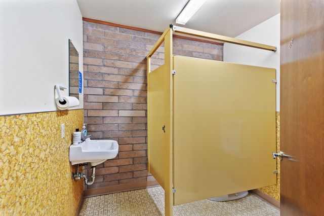 233 NE B Street, Grants Pass, OR 97526