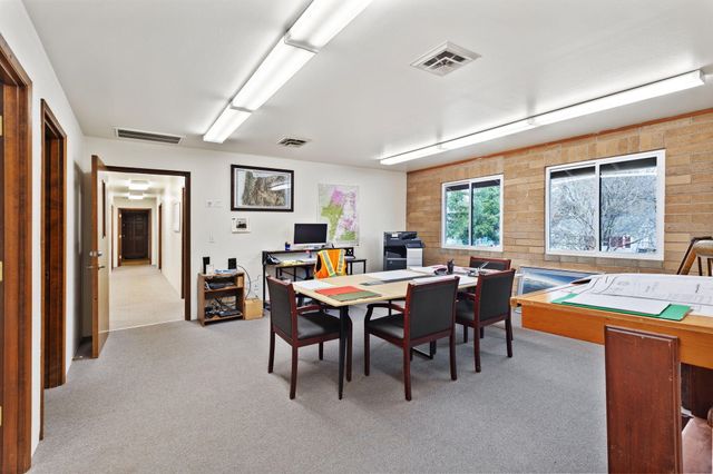 233 NE B Street, Grants Pass, OR 97526