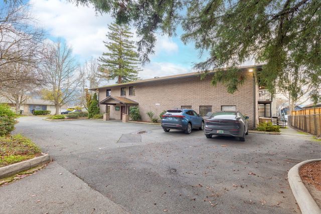 233 NE B Street, Grants Pass, OR 97526