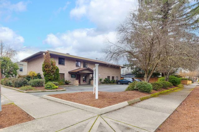 233 NE B Street, Grants Pass, OR 97526