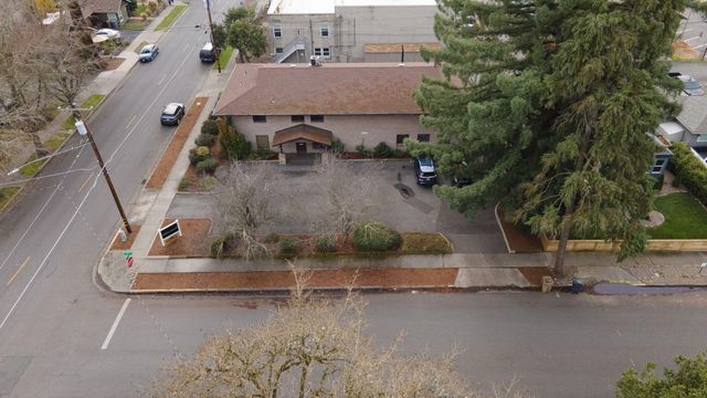 233 NE B Street, Grants Pass, OR 97526