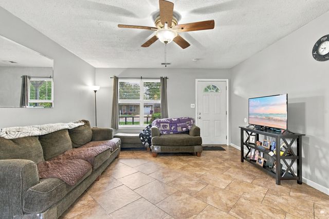 800 Brookwood Circle, Manhattan, KS 66502