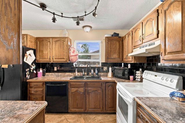 800 Brookwood Circle, Manhattan, KS 66502