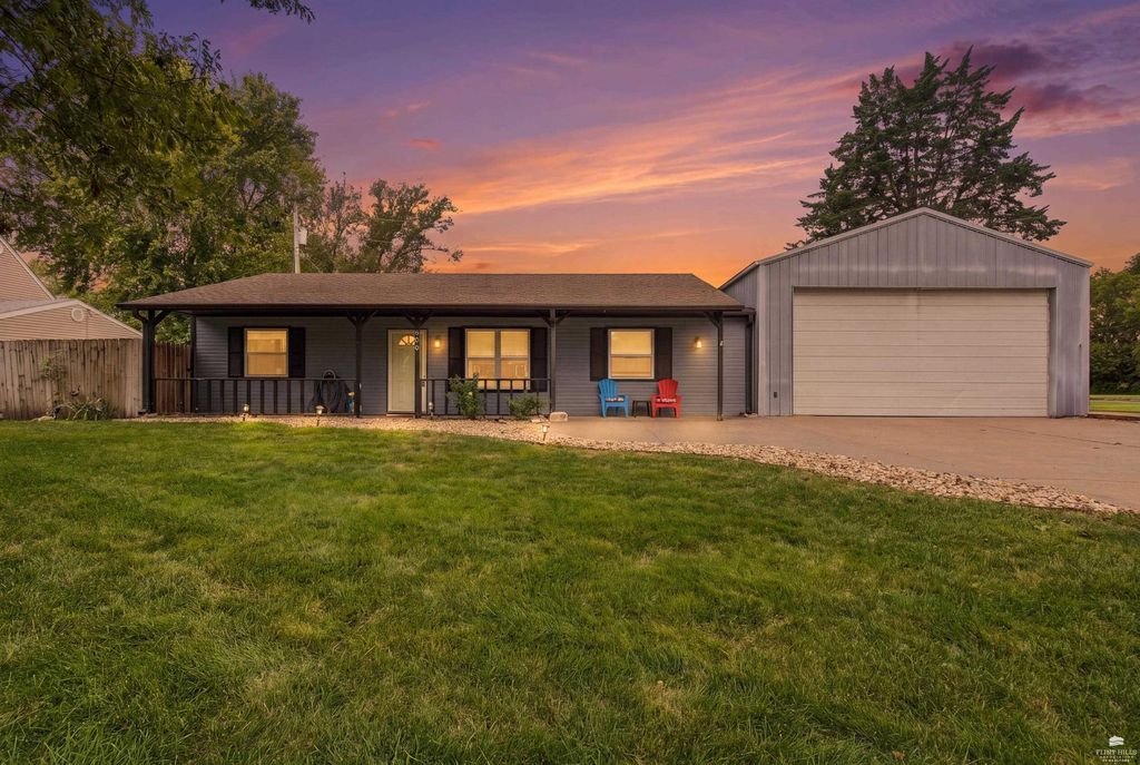 800 Brookwood Circle, Manhattan, KS 66502