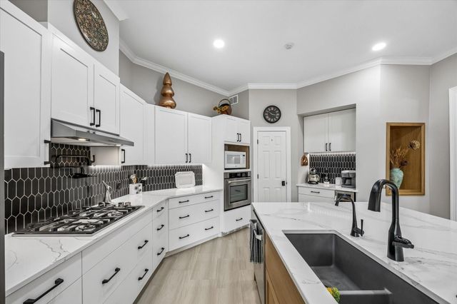 2205 Creekwood Lane, Brenham, TX 77833