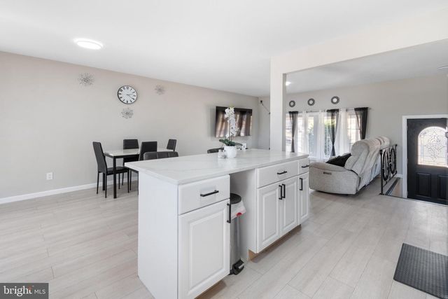 25 LATIMER WAY, Burlington, NJ 08016