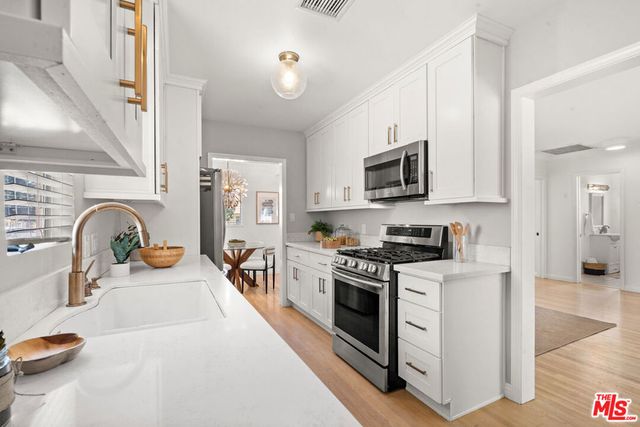 956 4th Avenue, Los Angeles, CA 90019