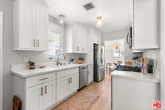 956 4th Avenue, Los Angeles, CA 90019