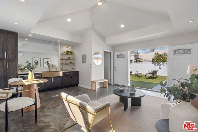 956 4th Avenue, Los Angeles, CA 90019