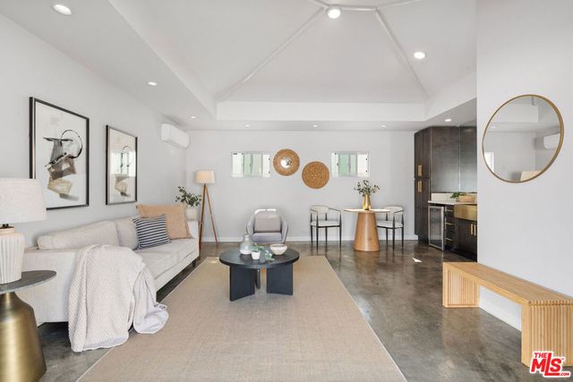 956 4th Avenue, Los Angeles, CA 90019