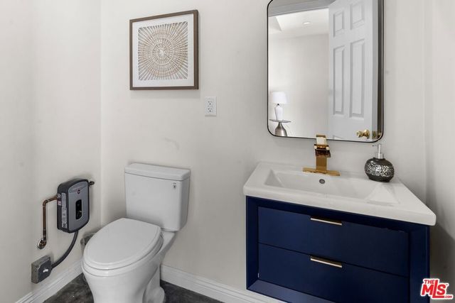 956 4th Avenue, Los Angeles, CA 90019