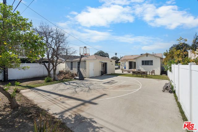 956 4th Avenue, Los Angeles, CA 90019