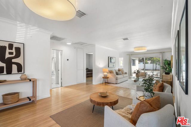 956 4th Avenue, Los Angeles, CA 90019