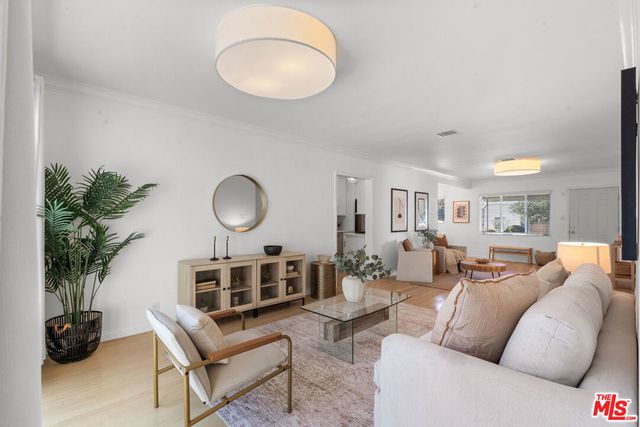 956 4th Avenue, Los Angeles, CA 90019