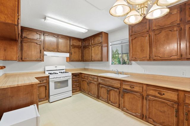 509 West Avenue, Sanger, CA 93657