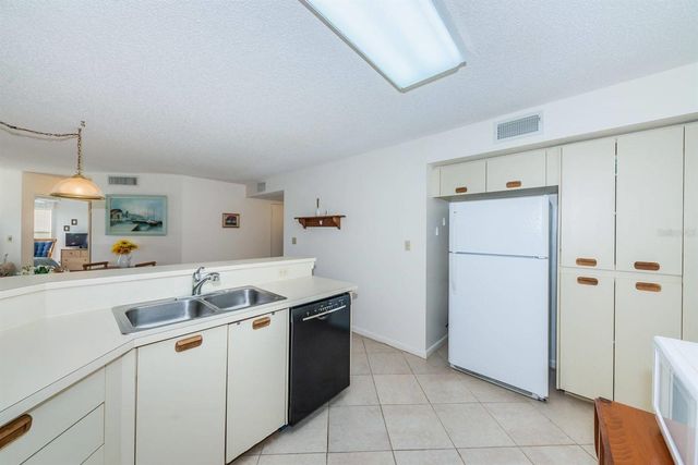 6050 BAHIA DEL MAR CIRCLE 120, St Petersburg, FL 33715