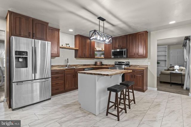 8221 HICKORY DR, King George, VA 22485