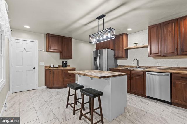 8221 HICKORY DR, King George, VA 22485