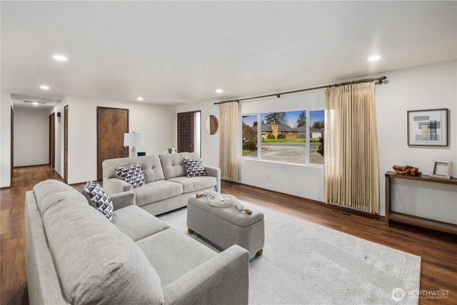 811 16Th Street NW, Puyallup, WA 98371