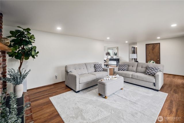 811 16Th Street NW, Puyallup, WA 98371