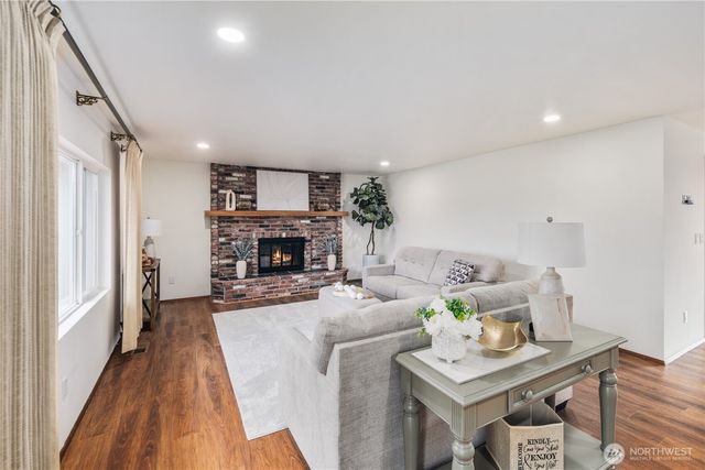 811 16Th Street NW, Puyallup, WA 98371