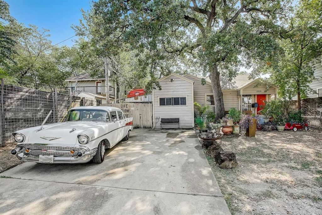 1305 Newfield LN, Austin, TX 78703