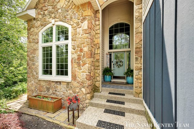17 Boulder Drive, Norton Shores City, MI 49444