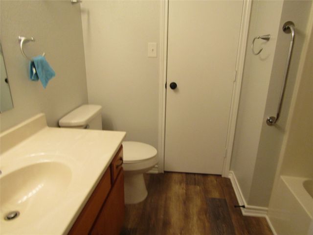 105 N 4th, Mabank, TX 75147