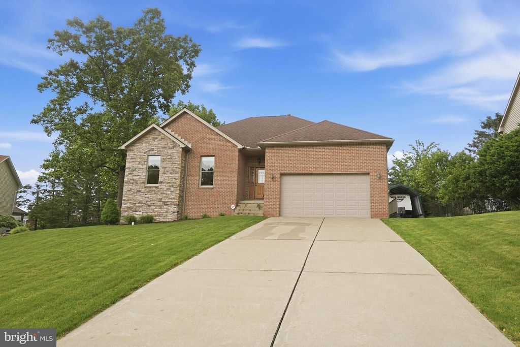34 HARRINGTON WAY, Greensburg, PA 15601
