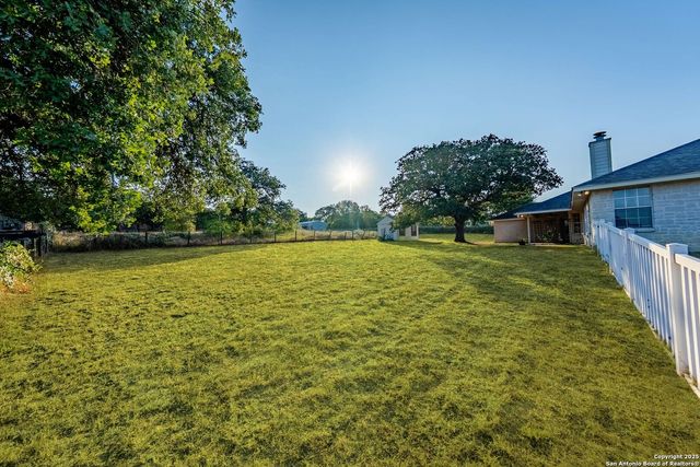 1213 Hillside Oaks Dr, La Vernia, TX 78121