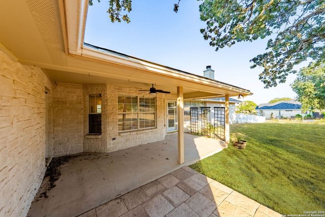 1213 Hillside Oaks Dr, La Vernia, TX 78121