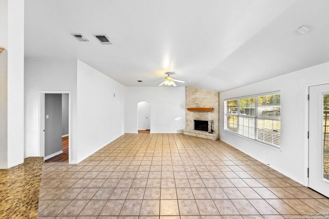 1213 Hillside Oaks Dr, La Vernia, TX 78121