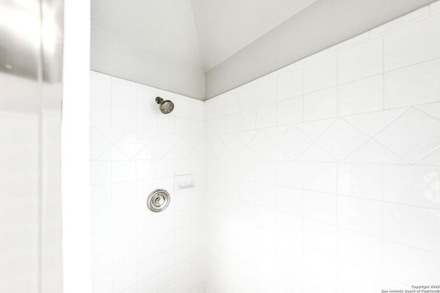 1213 Hillside Oaks Dr, La Vernia, TX 78121