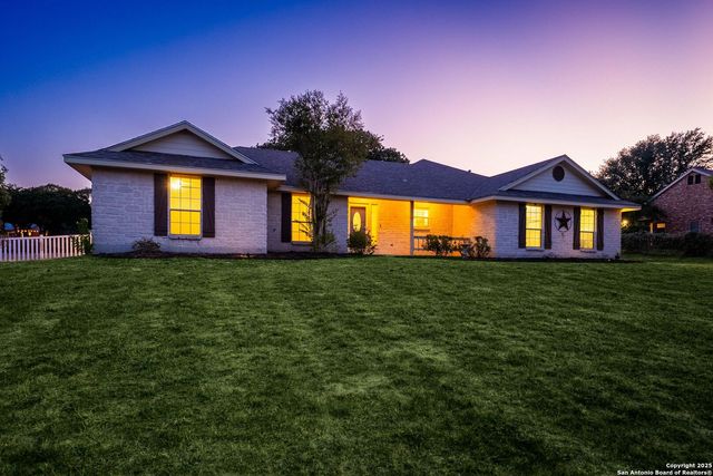 1213 Hillside Oaks Dr, La Vernia, TX 78121