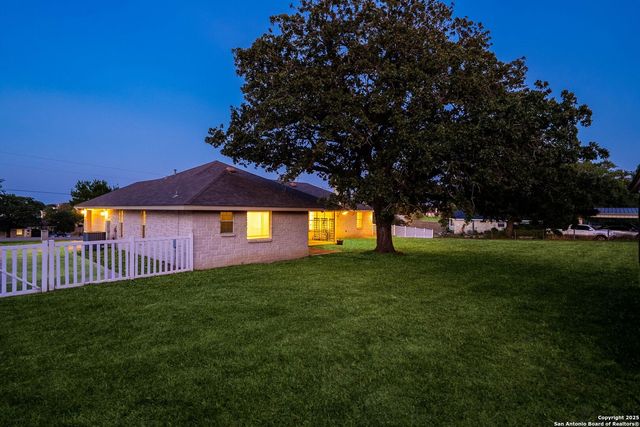 1213 Hillside Oaks Dr, La Vernia, TX 78121