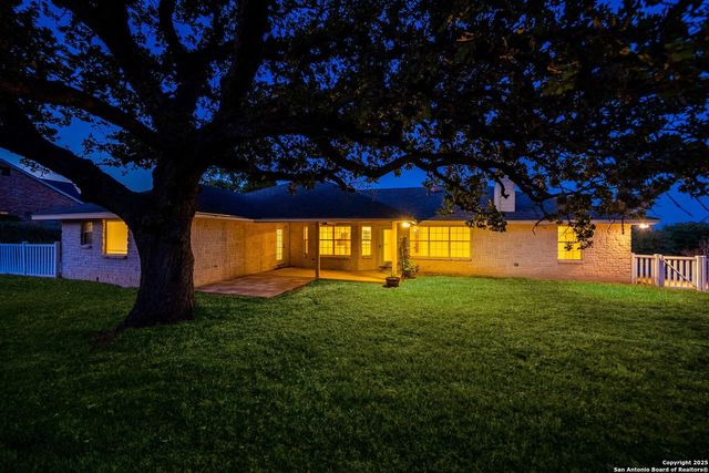 1213 Hillside Oaks Dr, La Vernia, TX 78121