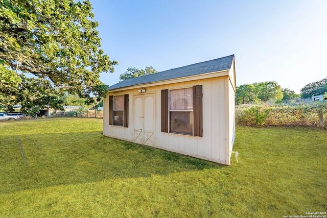 1213 Hillside Oaks Dr, La Vernia, TX 78121