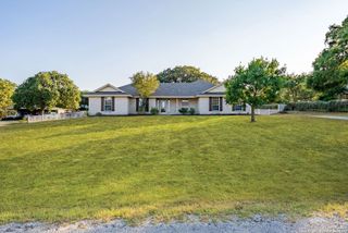 1213 Hillside Oaks Dr, La Vernia, TX 78121