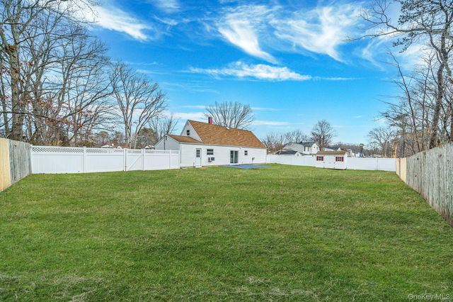 10 Cottonwood Avenue, Port Jefferson Station, NY 11776