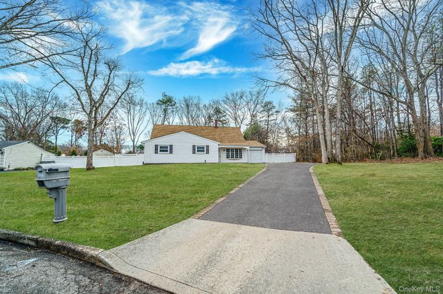 10 Cottonwood Avenue, Port Jefferson Station, NY 11776