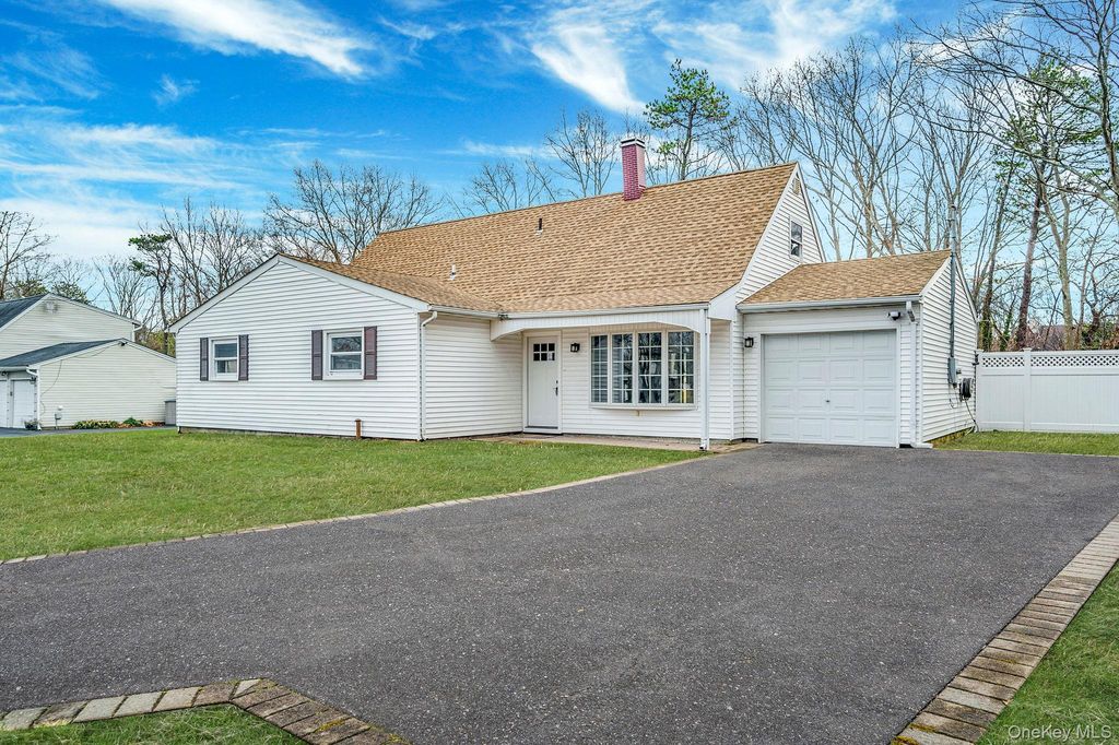 10 Cottonwood Avenue, Port Jefferson Station, NY 11776