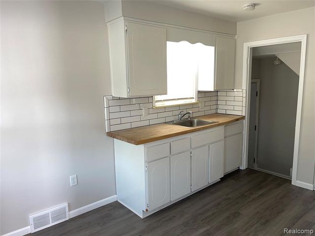 940 Saint Johns Boulevard, Lincoln Park, MI 48146