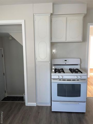 940 Saint Johns Boulevard, Lincoln Park, MI 48146