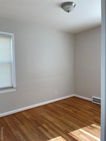 940 Saint Johns Boulevard, Lincoln Park, MI 48146