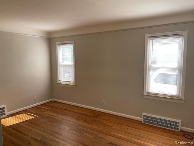 940 Saint Johns Boulevard, Lincoln Park, MI 48146