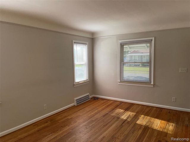 940 Saint Johns Boulevard, Lincoln Park, MI 48146