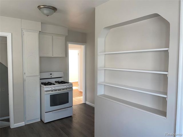 940 Saint Johns Boulevard, Lincoln Park, MI 48146