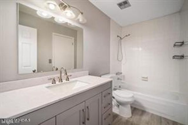 12 6th Street, Barnegat, NJ 08005