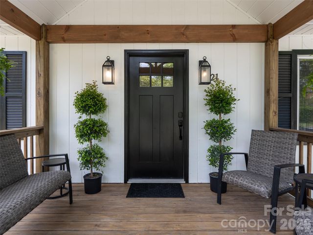 21 W Chapel Road, Asheville, NC 28803
